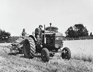 Farming In Britain Drucke: Harvesting with Tractor