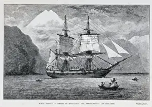 Drucke von Die HMS Beagle im Schelde der Magellansstraiten, auf dem Gipfel von Berg Sarmiento im Hintergrund Charles Darwin Drucke: RMS Beagle