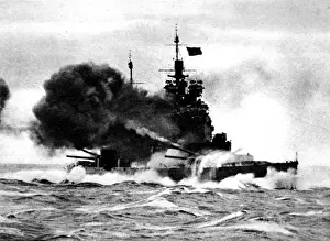 Drucke von Ein Foto zeigt die britische Kriegsflotte-Kanonenboot HMS Duke of York mit der Abfeuern ihrer vierzehn Zoll Kanonen während schwerer Seebrüche über ihren Bug, zu einem Zeitpunkt im Zweiten Weltkrieg Erster Weltkrieg Drucke: Die HMS Duke of York feuert eine Brechbatterie ab; Zweiter Weltkrieg