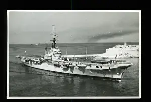 Drucke von Die HMS Glory, Klasse Colossus Flugzeugträger betritt den Großen Hafen von Malta im Jahr 1950 Datum: 1950 Verwandte Bilder Drucke: Rumpelunabhängigkeit
