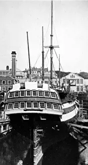Drucke von Bild vom strengen Blick auf die Fregatte HMS Implacabel im Trockenhafen von Devonport, 1926 Schlacht Von Trafalgar Drucke: HMS Implakabel in der Hafenstadt Devonport im Jahr 1926