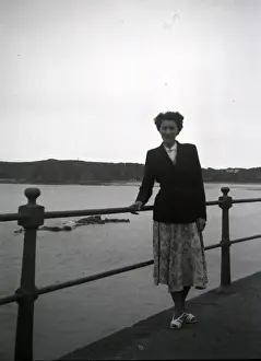 England Historical Photos Drucke: Holidaymaker by Railing, Unknown location