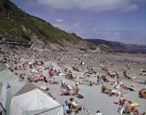 Cornish Seaside Resort Drucke: Holidaymakers on the beach at Looe, Cornwall
