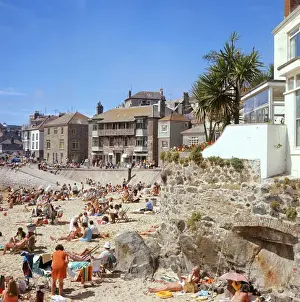 Cornish Seaside Resort Drucke: Holidaymakers on the beach, St Ives, Cornwall