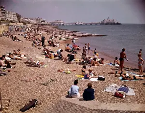 Devon Coastal Scenery Drucke: Holidaymakers on the beach, Torquay, Devon