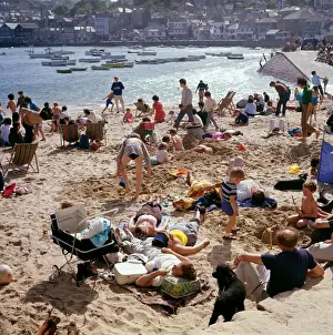 St Ives Beach Scene Drucke: Holidaymakers on the harbour beach, St Ives, Cornwall