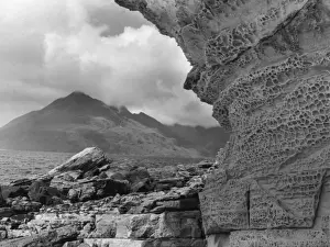 Rugged Coastal Scenery Drucke: Honeycombed Rocks