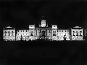 Drucke von Reitburgen ist ein großes Gebäude im palladianischen Stil zwischen Whitehall und Reitburgenplatz in London. Es wurde von John Vardy nach einem Entwurf von William Kent erbaut Palladianische Architektur Drucke: Pferdsgarde Lichtfassung