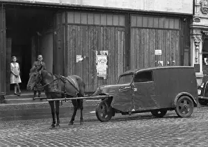Vintage Horse Transport Drucke: Horse pulling a vehicle