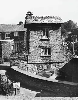 Drucke von Dieses Haus wurde auf einem Brücke über einen Fluss im Jahr 1680 erbaut und befindet sich in Ambleside, Westmoraland Westmorland Drucke: Haus über Fluss 1950er Jahre