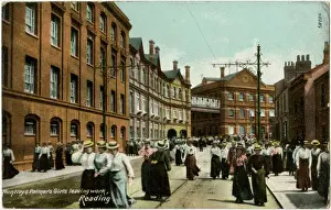Berkshire Drucke: Jungen und Mädchen von Huntley & Palmers verlassen die Arbeit in Reading im Buckinghamshire