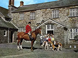 Drucke von Jäger und Hunde außerhalb der Dorfschule in Winkleigh, Devon. Datum: 1960er Jahre Winkleigh Drucke: Jäger und Hunde in Winkleigh, Devon