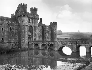 Drucke von Gegründet am Rande der Pevensey Levels, Sussex, ist das beeindruckende Hurstmonceaux Schloss im Jahr 1450 erbaut worden und zählt zu den besten roten Ziegelburgen Großbritanniens Normannische Architektur Drucke: Hürstmondösen Schloss
