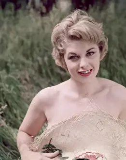 Straw Hat Girl Drucke: Wherever I Lay my Hat