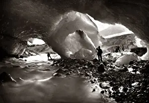 Grindelwald Mountain Scenery Drucke: Ice Cavern, Grindelwald Glacier, 1870s (Adolphe Braun)