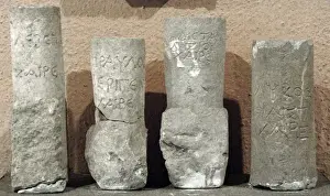 Drucke von Illiern, Gruppe von indogermanischen Stämmen, die im antiken Westbalkan gelebt haben und ein Teil des albanischen Territoriums darstellen; Illyrische Schrift auf Stein eingraviert wurde 2 Tirana Drucke: Illirische Schrift auf Stein gemeißelt, 2.Jh.v Chr., von Dünenburg