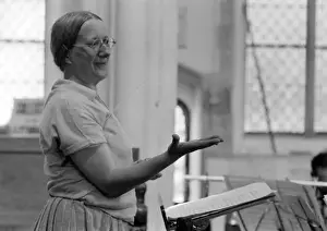 Imogen Holst führt