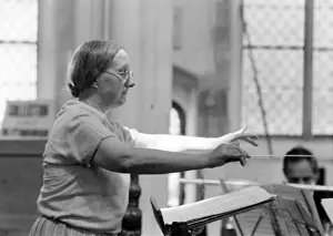Imogen Holst führt