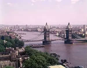 Eine beeindruckende erhöhte Sicht auf das Riesenbrückenturm und den Fluss Themse in London nach Osten