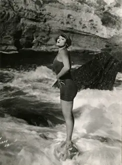 Woman In The Sea Drucke: (insert)