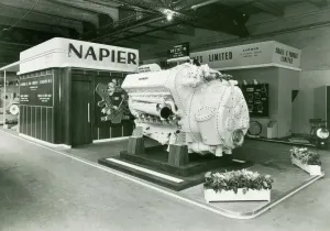 Napier-Deltic 18, mit einem Viertaktmotor von jeweils vier Zylindern und einer Leistung von 2.500 PS (bzw. Bruchstückskraftstoffleistung) ausgestattet