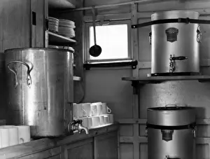 London Fire Brigade Service Drucke: Interior of a mobile kitchen, WW2