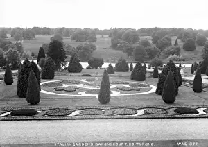 Drucke von Italienische Gärten, Baronscourt, Co Tirne - eine erhöhte Sicht auf die Gärten des Baronscourt Hauses. Ort : Nordirland / Grafschaft Tirne : Baronscourt Datum : um frühes Jahrhundert 1900 Grafschaft Tyrone Drucke: italienische Gärten von Baron Court in County Tyrone