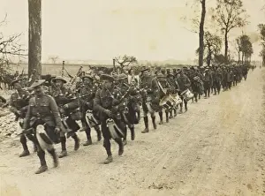 Trench Life During WW1 Drucke: Jocks being piped back after being in the trenches