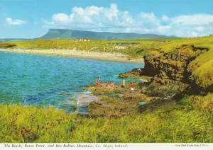 Republik Irland Drucke: Die Küste von Rosses Punk und der Berg Ben Bulben in County Sligo