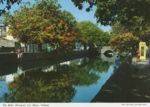 Die Einkaufsstraße in Westport im Grafschaft Mayo der Republik Irland