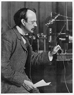 Drucke von Joseph John Thomson Physiker im Cavendish-Laboratorium in Cambridge um das Jahr 1904 John Thomson Drucke: Josef Johann Thomson