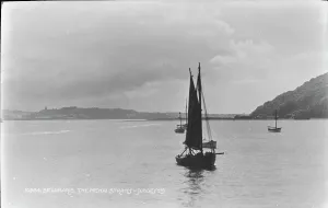 Drucke von Dieses Schwarz-Weiß-Foto erfasst eine ruhige Szene in den Menai-Straits, mit mehreren Segelbooten, die über das glasklare Wasser gleiten Wales Drucke: Segeln in den Menai-Straits