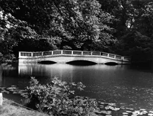 Drucke von Der elegante georgische Brücke über das späte im Kenwood House in der Highgate von London ein Gebäude des 17.Jh., umgebaut von Robert Adam zwischen 1764 und 1779. Datum: Spätjahrhundert Adam Architektur Drucke: Brücke des Kenwood Houses