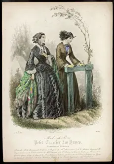 Drucke von Violette Kleid mit griechischem Schnittumrand und blauer Gürtel, Krawatte und schwarzer Hut mit Federn; schwarzes Kleid: Rock en tablier, Korsettkörper Mode Im Viktorianischen Zeitalter Drucke: Zwei Damen Spaziergehen 1853