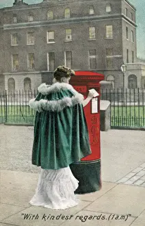 Drucke von Eine Dame geht aus mit ihrer Abendkleidung und Mantel, um einen Brief an eine Straße im Londoner Viertel zu versenden Mode Im Viktorianischen Zeitalter Drucke: Herzogin schickt Brief 1906