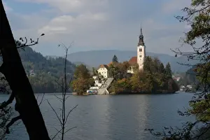 Drucke von Blick auf den See Bled mit der Pilgerkirche Mariä Himmelfahrt in Nähe des Dorfes Bled im nördlichen Westen Sloweniens. Die Kirche wurde im 15 Slowenien Drucke: Bodensee mit Kirche, Slowenien