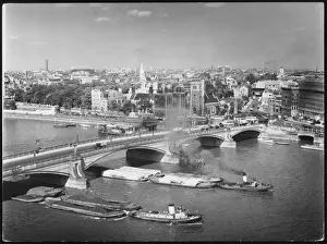 Drucke von Industrielle Dampftugboote unter der Lambethbrücke in London, England passieren Lambeth Drucke: Lambethbrücke 1950er Jahre