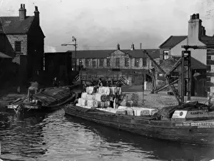 Drucke von Boote mit Bündeln roter Baumwolle zum Ziel der Baumwollmühlen in Leeds und Liverpool-Kanal bei Blackburn im Landkreis Lancaster in England. Datum: Anfang des Jahrzehnts nach dem Zweiten Weltkrieg Vereinigtes Königreich Drucke: Lancaster Leineweberboden