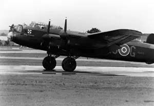 Lancaster Bomber Drucke: Lancaster Taking Off