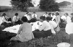 Physical Education History Drucke: Large group at picnic