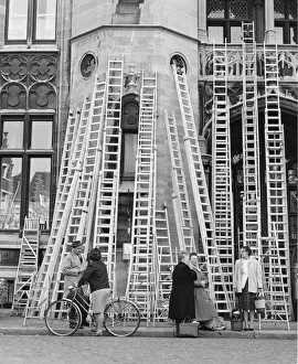Historical Building Architecture Drucke: Large number of ladders on display