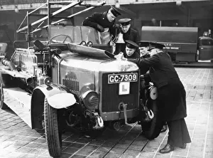 London Fire Brigade Training Drucke: LCC-LFB trainees looking at an engine