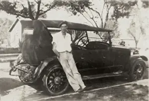 Vintage Motor Car Drucke: Leaning against his motor