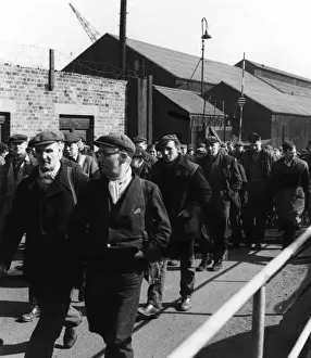 Shipyard Workers Drucke: Leaving Ship Yard