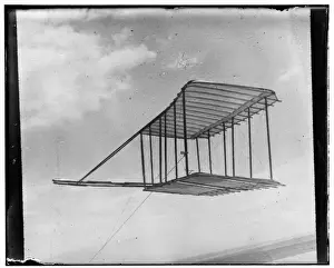 Kitty Hawk Aviation History Drucke: Left side view of glider flying as a kite, in level flight