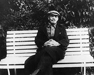 Russische Staatsoberhäupter Drucke: Lenin sitzt auf einem Bankstuhl