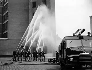 London Fire Service History Drucke: LFB firefighters in multi-hose display