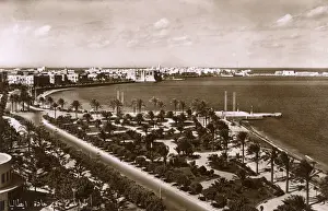 Drucke von Libyen – Tripolis – Der Hafeneingang/Waterfront Datum: Um die späten 1930er Jahre Tripolis Drucke: Libyen - Tunis (Tripolis) - Küstenpromenade/Wasserfrat