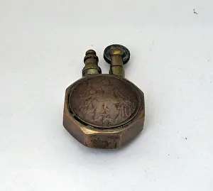 Leichter besteht aus einem großen Bronzehalter