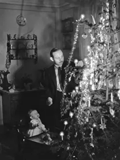 Historical Christmas Decorations Drucke: Lighting Candles on Tree